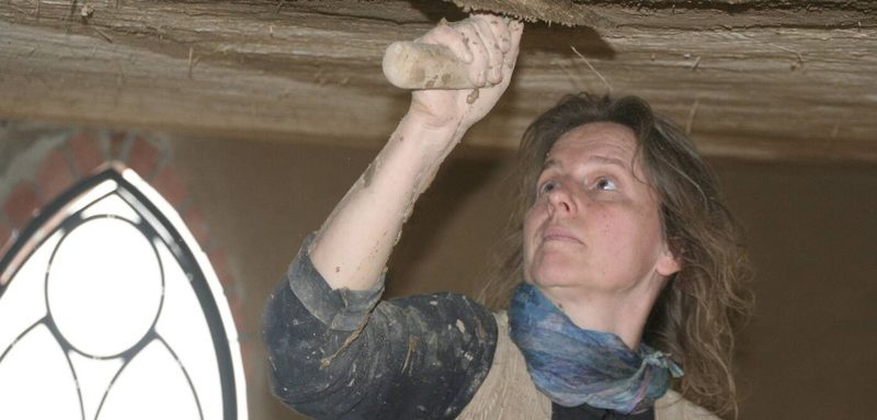 Uta Görler-Ableiter beim Glätten von Lehmputz