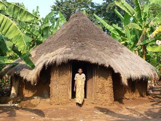 Traditionelles Lehmhaus mit alter Frau, Ishozi, Tansania