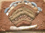 Lehmrelief mit Muscheln und Steinen