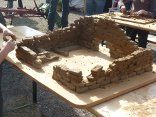 Kleine Mauer aus Lehmziegeln auf einem Tisch