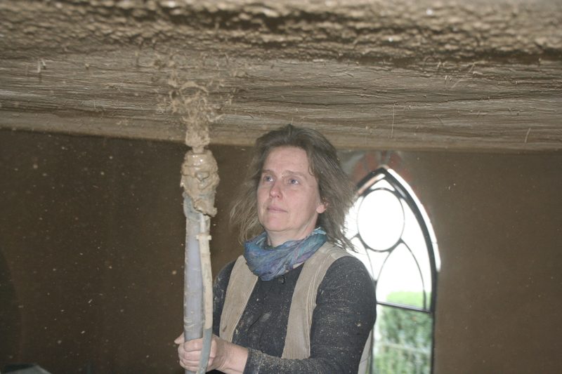 Lehm mit der Pumpe an die Decke spritzen