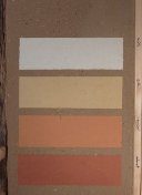 Vier Lehmfarbmuster in Hellblau, Sand, Orange und Rotbraun