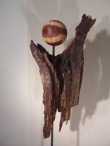 Zerklüftetes Wurzelholz mit gedrechselter Holzkugel
